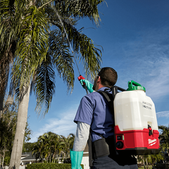 Milwaukee - M18 SWITCH TANK 15 Litre Backpack Chemical Sprayer with Powered Base Kit (1 x 3.0Ah) | M18BPFPCSA301