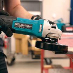 Makita - 125mm (5") Angle Grinder 1900W Active Feedback Sensing Technology (Aft) Anti-Restart Protection Soft Start SJSII Anti-Vibration Handle Variable Speed Dial | GA5090X01