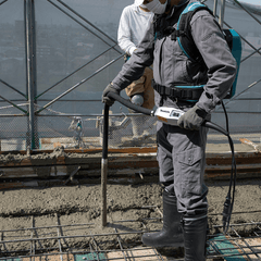 Makita - 1500mm 40V Max Direct Connect (43mm Dia) Concrete Vibrator - Includes Portable Power Supply (Pdc1200a02) | VR003CX3